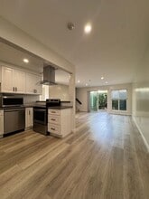 2411 Mathews Ave in Redondo Beach, CA - Foto de edificio - Interior Photo