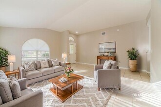 1427 Lake Shore Ranch Dr in Seffner, FL - Foto de edificio - Building Photo