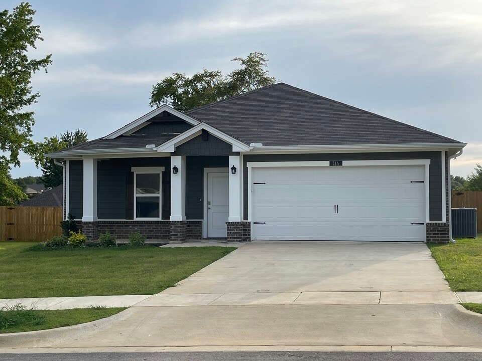 114 S Rainbow Dr in Whitehouse, TX - Building Photo