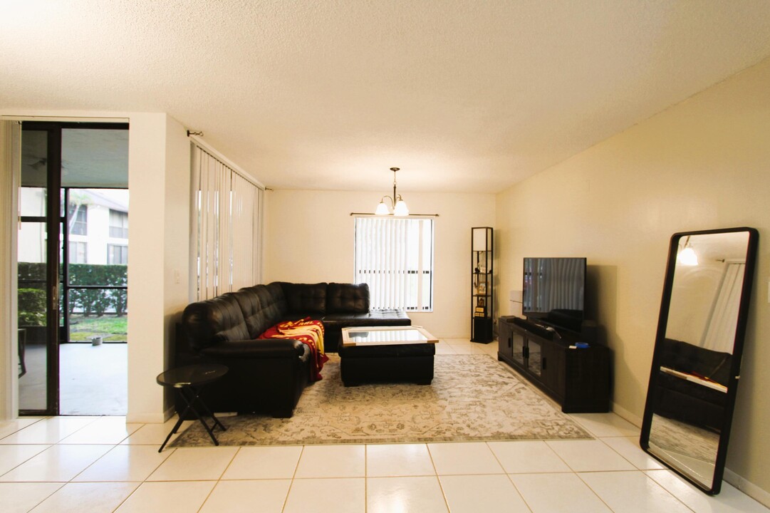 2600 Carambola Cir S in Coconut Creek, FL - Building Photo