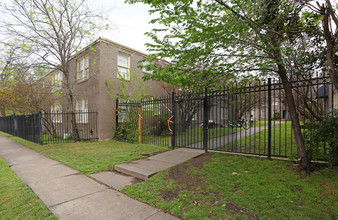 Courts of Swiss (old) in Dallas, TX - Foto de edificio - Building Photo