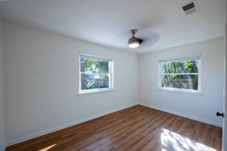 1216 10th St N in Jacksonville Beach, FL - Foto de edificio - Building Photo