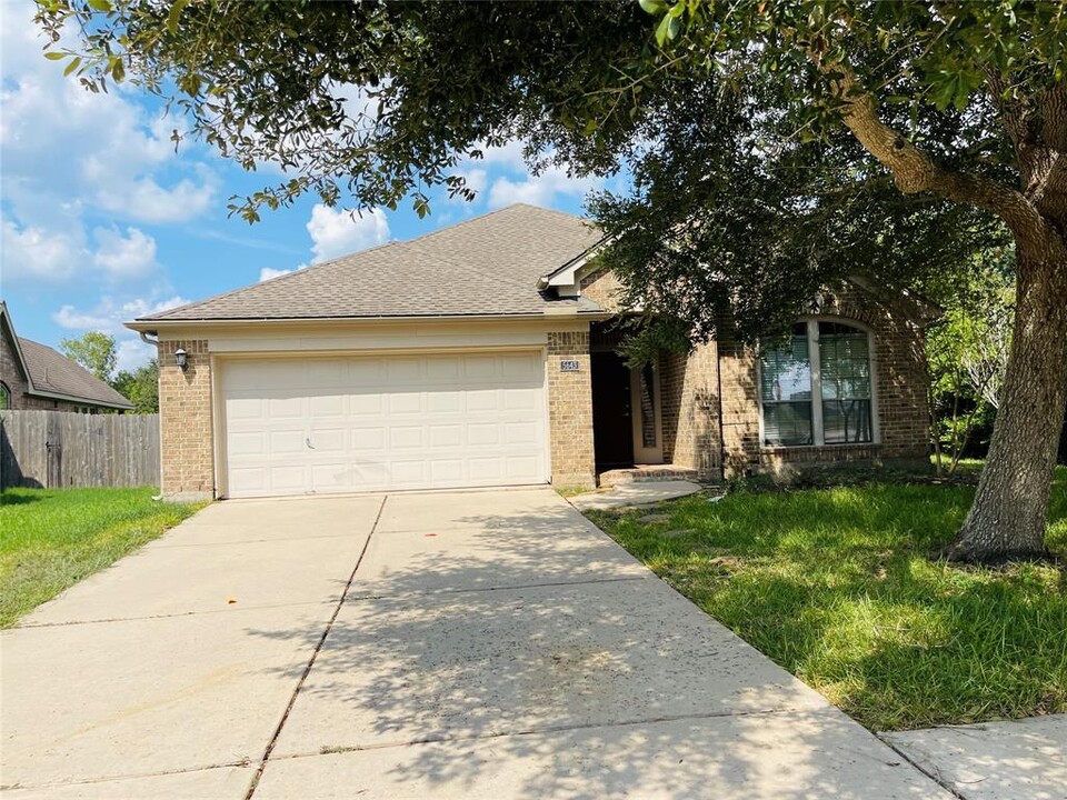 5643 Walnut Glen Ln in Rosenberg, TX - Foto de edificio