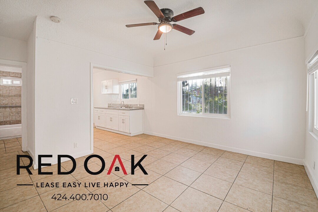 7404 S Figueroa St in Los Angeles, CA - Building Photo