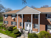 328-350 Lakeland Ave in Sayville, NY - Foto de edificio - Building Photo