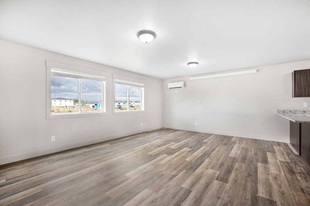 6066 N Silver Fox Rd in Ammon, ID - Building Photo