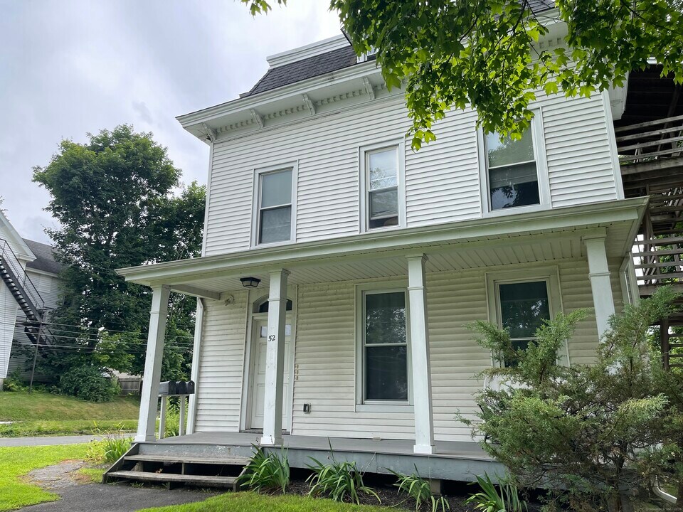 52 Pleasant St in Danbury, CT - Building Photo