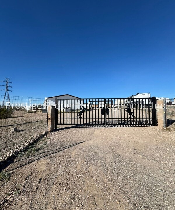 13260 S Hound Dog Rd in Vail, AZ - Building Photo