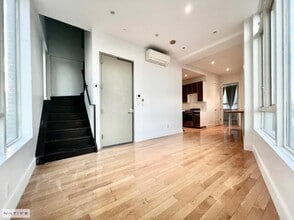 195 Greenpoint Ave in Brooklyn, NY - Building Photo - Building Photo