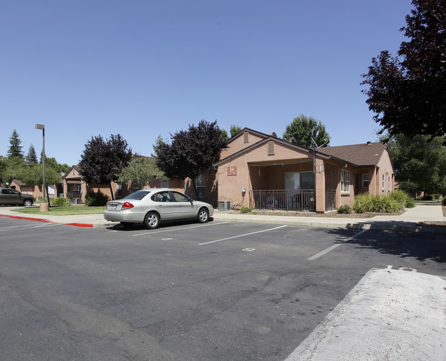 West Capital Courtyard Apartments in West Sacramento, CA - Building Photo - Building Photo