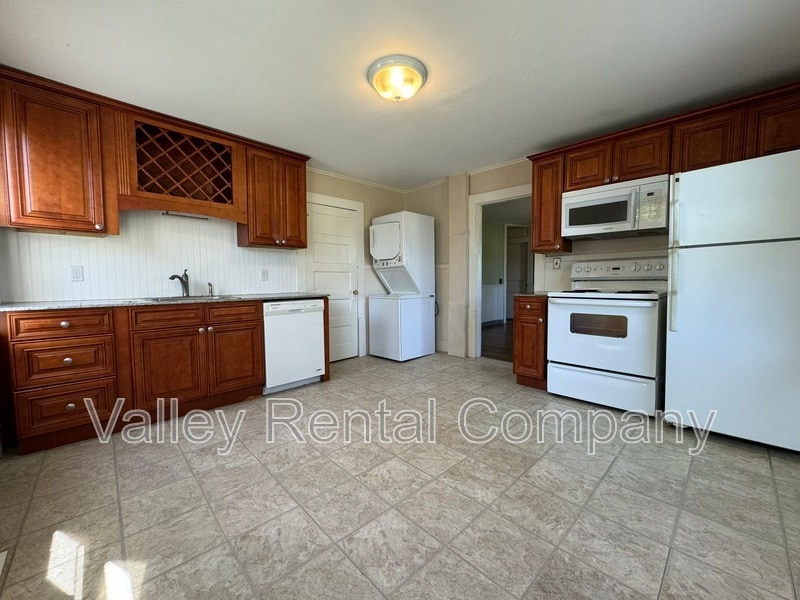 46 Old Amherst Rd in Sunderland, MA - Building Photo