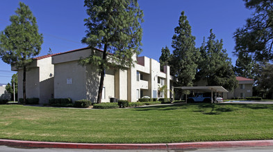 Orangewood Apartments in Loma Linda, CA - Foto de edificio - Building Photo