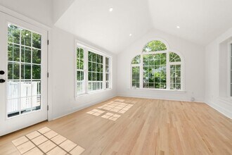 576 Grove St in Framingham, MA - Building Photo - Building Photo