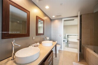 485 Brickell Ave, Unit 3109 in Miami, FL - Foto de edificio - Building Photo