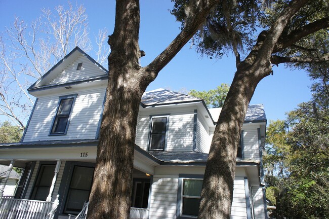 property at 115 NE 9th St