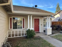 1413 E J St in Oakdale, CA - Foto de edificio - Building Photo