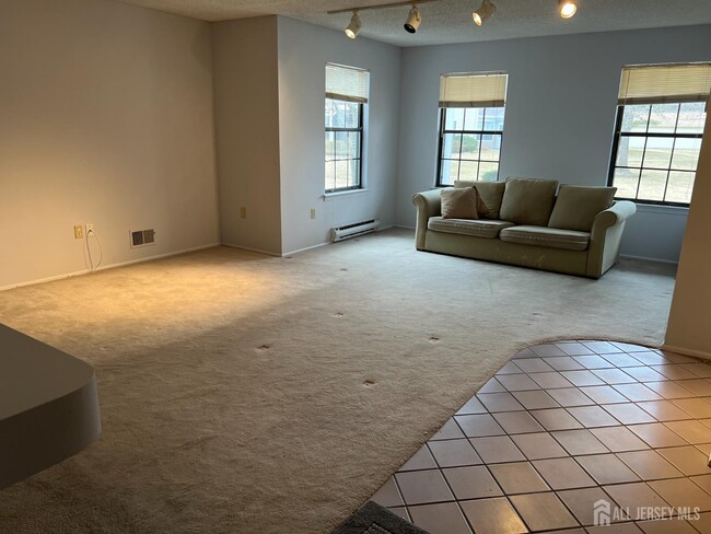 196 Wycoff Way W in East Brunswick, NJ - Building Photo - Building Photo