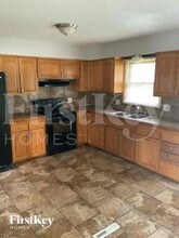 8207 E 85 St in Raytown, MO - Foto de edificio - Building Photo