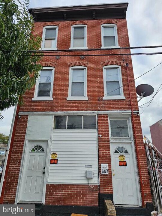 547 Perry St in Trenton, NJ - Building Photo