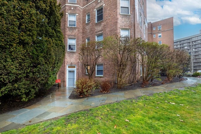 50 N Broadway in White Plains, NY - Foto de edificio - Building Photo
