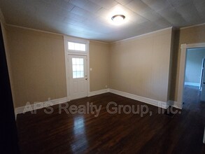 301 N Spring St in Winston-Salem, NC - Foto de edificio - Building Photo