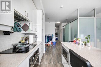 426 University Ave in Toronto, ON - Building Photo - Building Photo