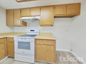 9411 Aizenberg Cir in Elk Grove, CA - Foto de edificio - Building Photo