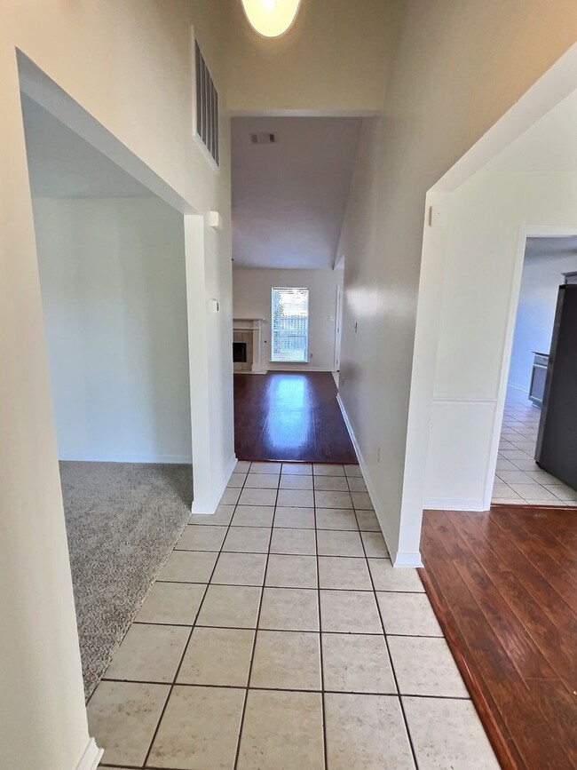 2042 Carolwood Dr in Biloxi, MS - Building Photo - Building Photo