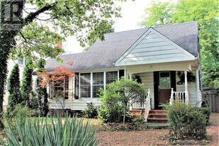 18 Castlereagh St in Niagara-On-The-Lake, ON - Building Photo