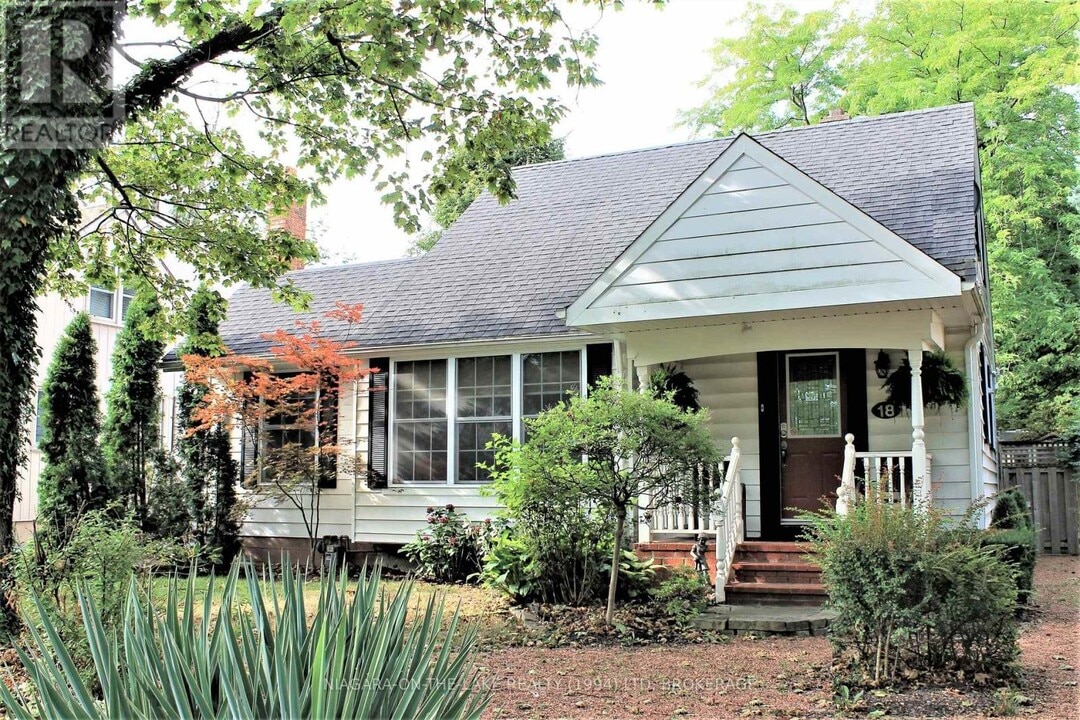 18 Castlereagh St in Niagara-On-The-Lake, ON - Building Photo