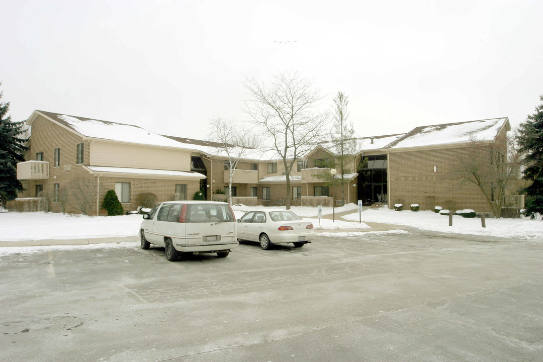 Royal Oak Condos & Willows of Greys Lake in Grayslake, IL - Building Photo