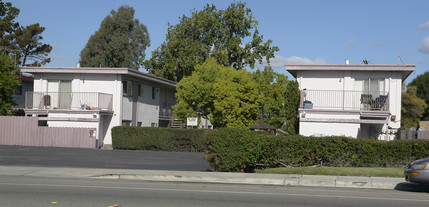 2576-2590 Grove Way in Hayward, CA - Building Photo - Building Photo