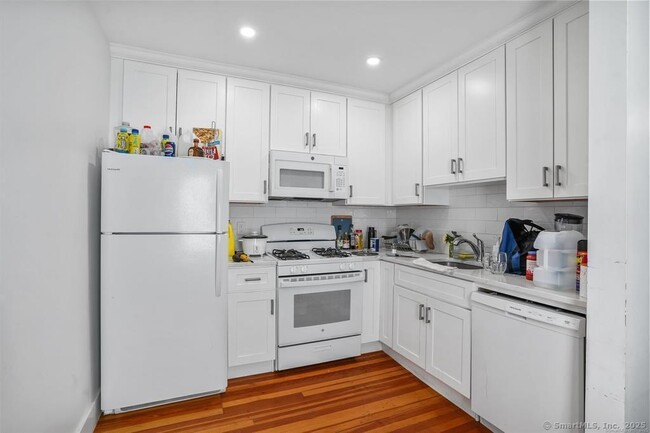 10 Linden Pl in Stamford, CT - Building Photo - Building Photo