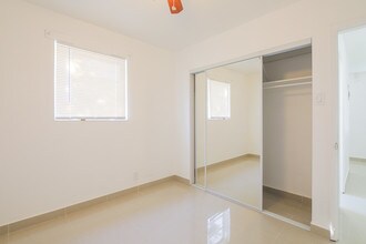 1046 Foster Rd in Hallandale Beach, FL - Foto de edificio - Building Photo