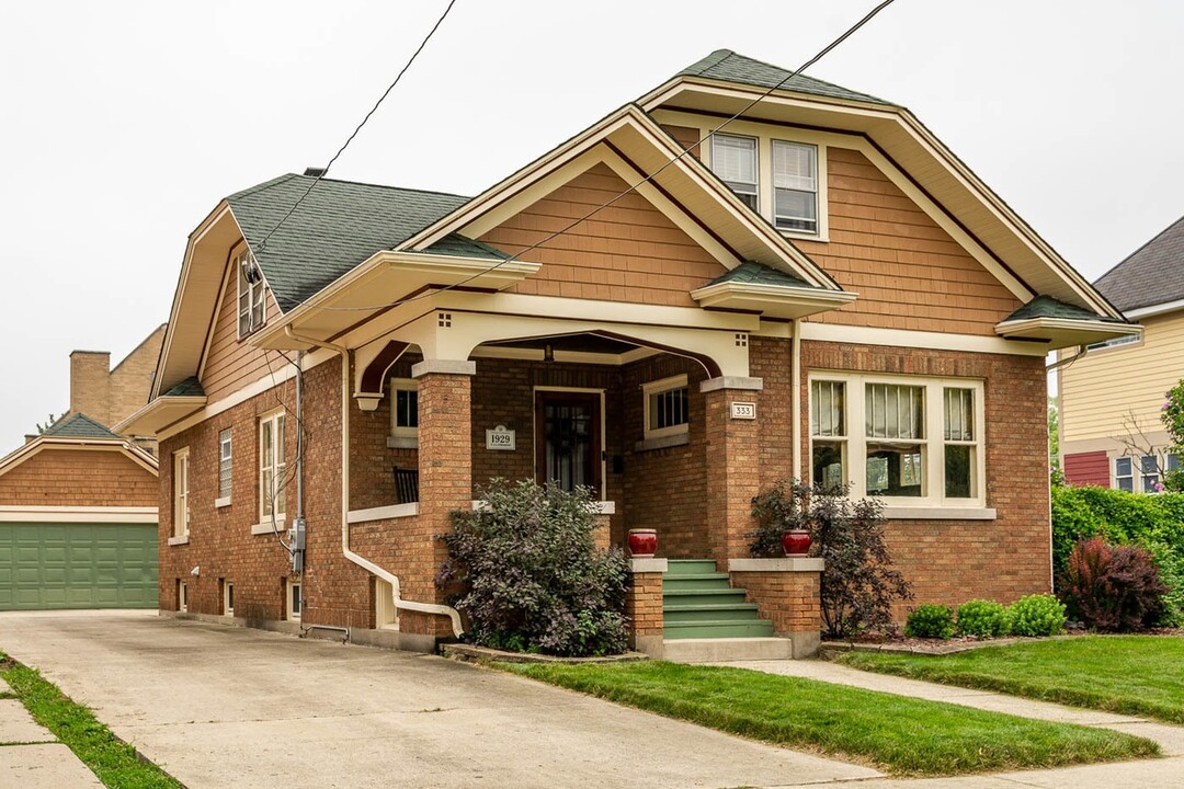 333 Billings St in Elgin, IL - Foto de edificio