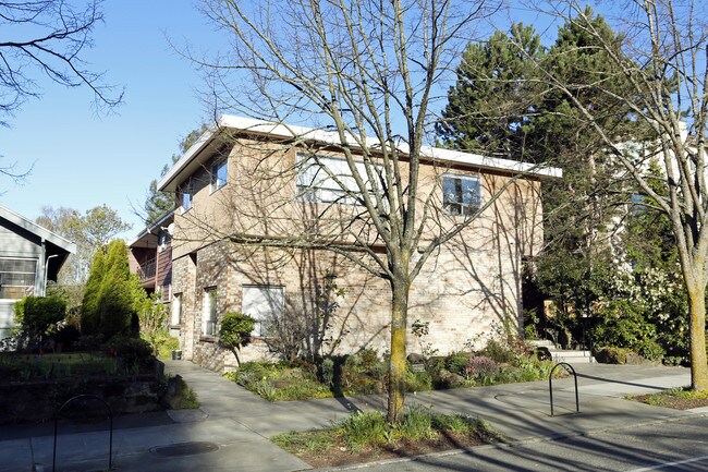 5611 California Ave SW in Seattle, WA - Foto de edificio - Building Photo