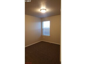 220 Truman Dr in Umatilla, OR - Building Photo - Building Photo