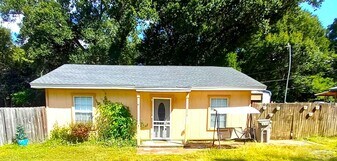 6858 Olsen Rd in Pensacola, FL - Building Photo