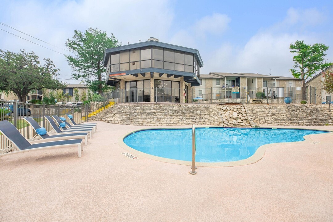 Pearl Park Apartments in San Antonio, TX - Foto de edificio