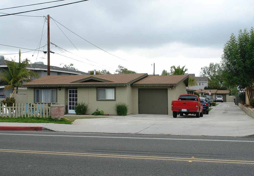 2526 Santa Ana Ave in Costa Mesa, CA - Building Photo