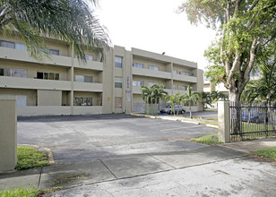 Westland Gardens East in Hialeah, FL - Building Photo - Building Photo