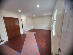 5 Park Manor Ct in Glen Cove, NY - Building Photo - Building Photo