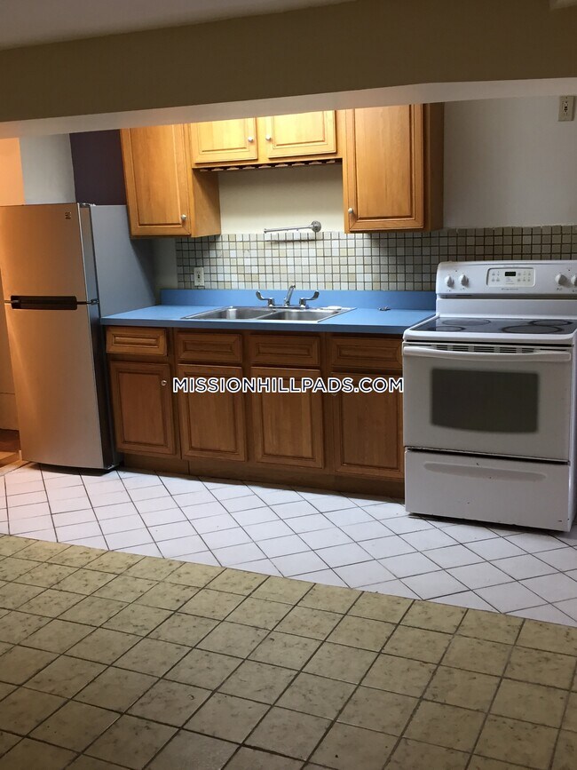 688 Parker St-Unit -B in Boston, MA - Building Photo - Building Photo