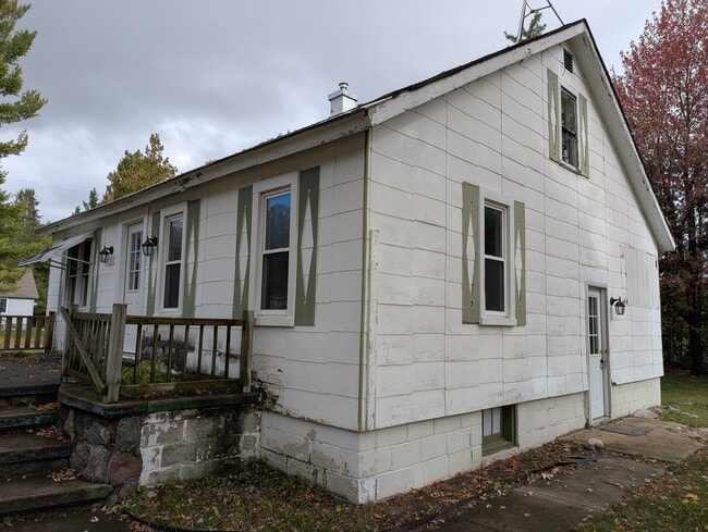 property at 415 S Silverleaf St