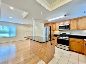 180 Thornton Rd, Unit 1 in Chestnut Hill, MA - Building Photo