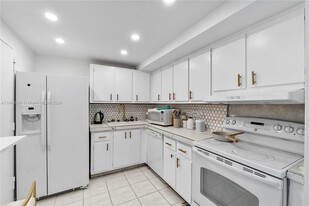 6039 Collins Ave, Unit 934 in Miami Beach, FL - Building Photo - Building Photo