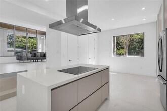 3204 Plaza St in Miami, FL - Building Photo - Building Photo