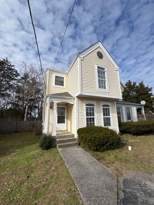 property at 812 Lake Terrace Dr