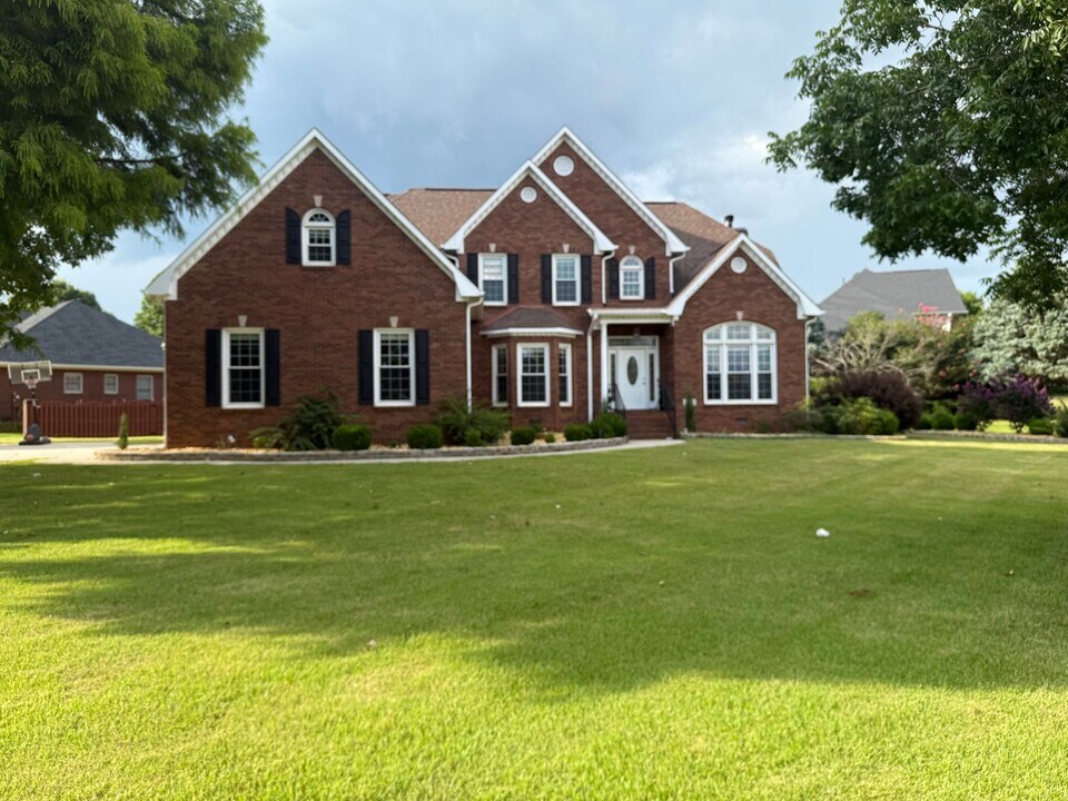 100 Redwood Dr in Madison, AL - Building Photo