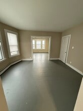 913 East St, Unit #2 in New Britain, CT - Foto de edificio - Building Photo